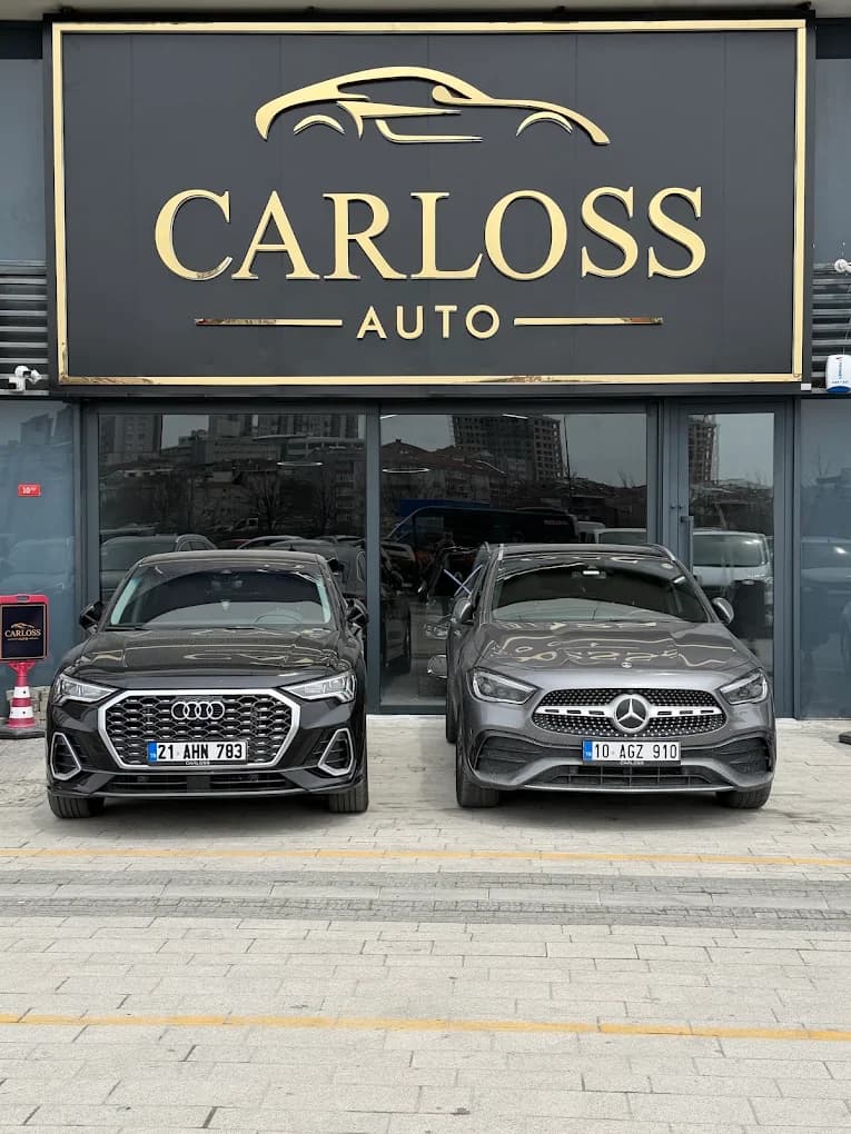 CARLOSS Auto showroom cephesi, önde sergilenen premium araçlarla
